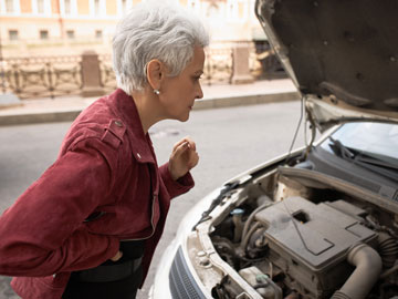 Ein frustrierter Blick in das Autoinnere bewegt Sie Motorschaden Ankauf Münster anzurufen